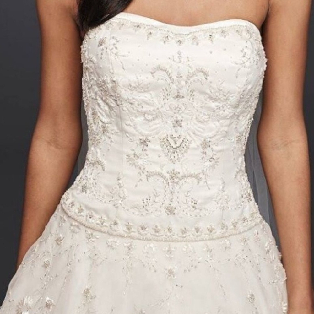 Elegant White StrapleWedding Dress